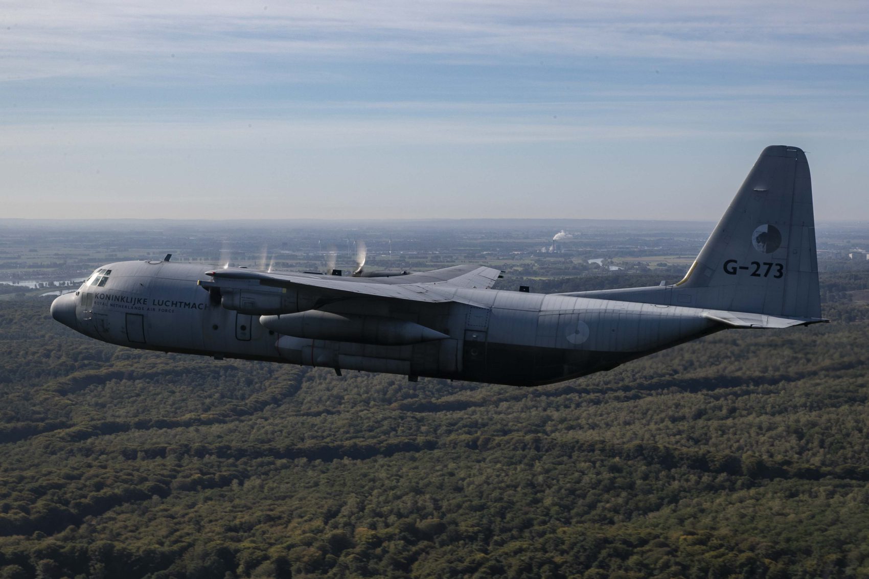 Nederland, 20 september 2019
Een Spitfire, Dakota DC2 en 7 Hercules C-130’s van diverse landen voeren samen een paradrop uit tijdens de oefening Falcon Leap.